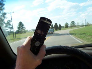 Cell_phone_use_while_driving