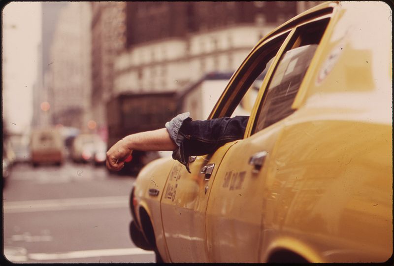 800px-CAB_DRIVER_WAITS_AT_INTERSECTION_IN_MIDTOWN_-_NARA_-_549862
