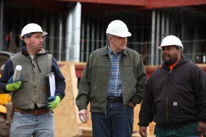 Tom_Barrett_talking_with_construction_workers