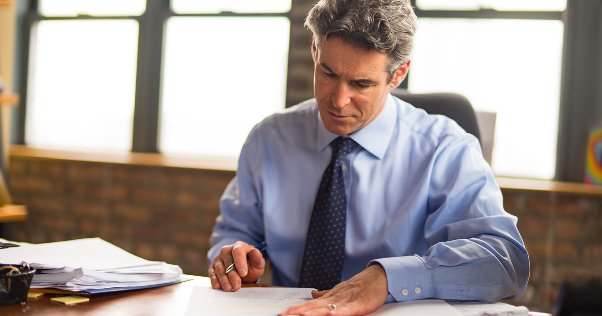 Abogado de lesiones, Paul Greenberg trabajando en un caso de lesiones personales
