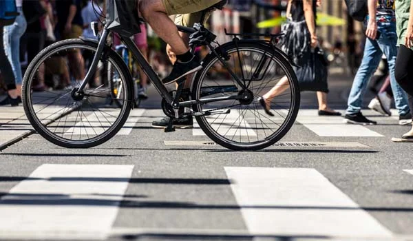 Ciclista en una calle muy transitada