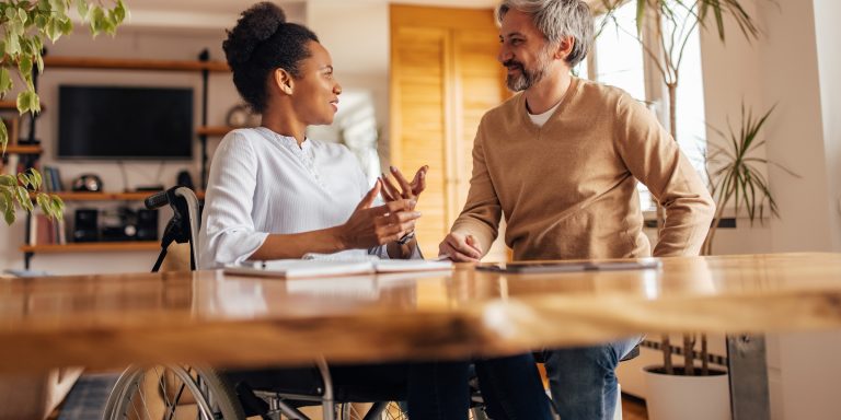 Una pareja discute una demanda por lesiones personales