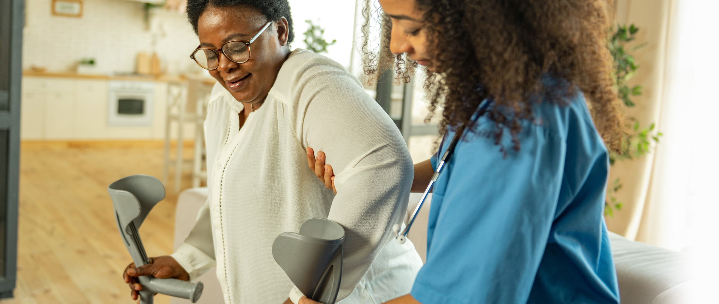 Una enfermera ayuda a un paciente a rehabilitarse tras un accidente