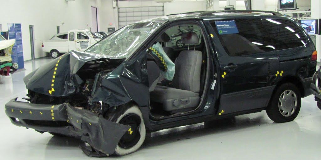 1998_Toyota_Sienna_LE_IIHS