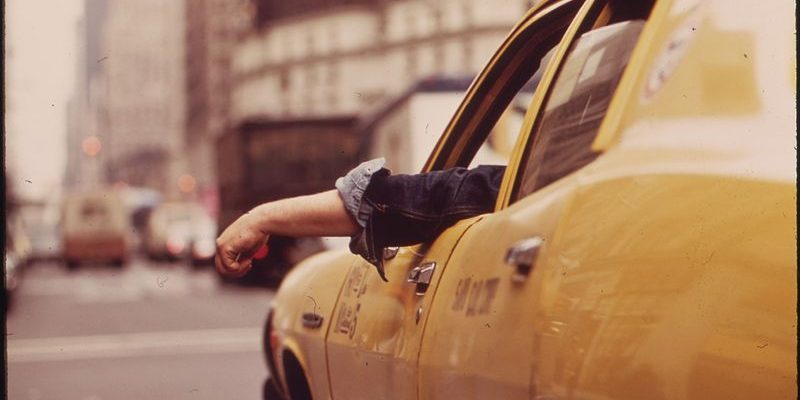 800px-CAB_DRIVER_WAITS_AT_INTERSECTION_IN_MIDTOWN_-_NARA_-_549862