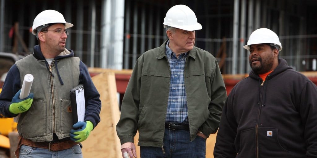 Tom_Barrett_hablando_con_trabajadores_de_la_construcción