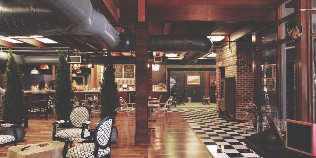 Un hombre presenta una demanda por resbalón y caída contra el bar deportivo Illinois