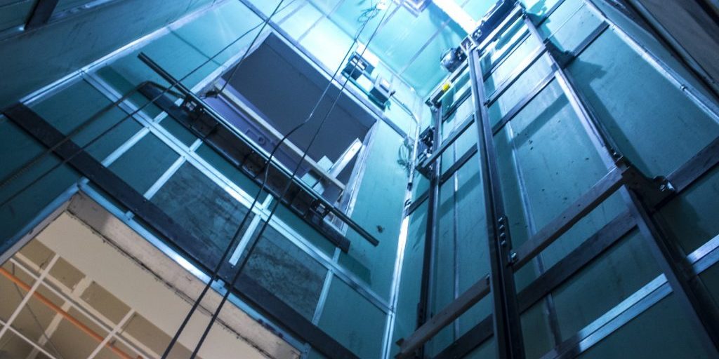 Un reparador cae 4,5 metros por el hueco del ascensor del hotel Chicago