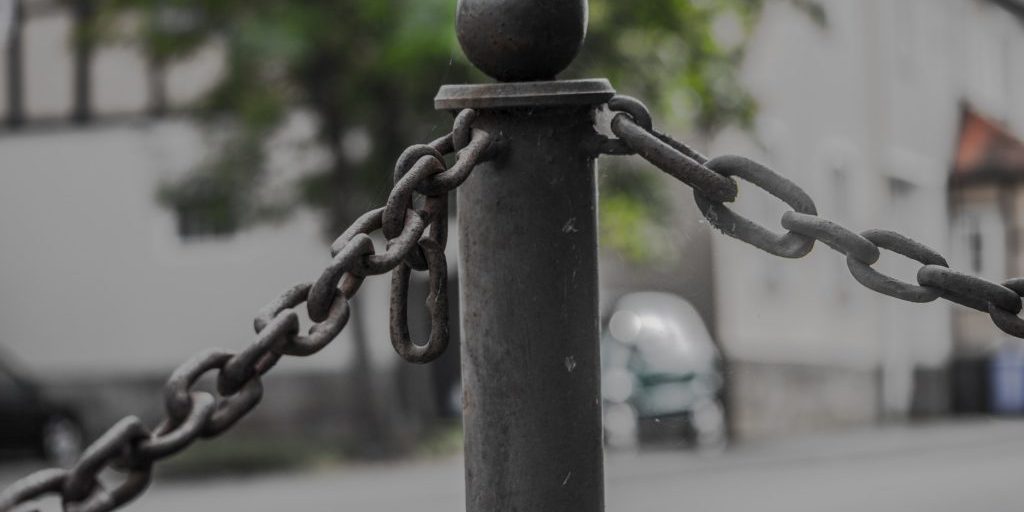 Un juzgado deniega las prestaciones a un trabajador que se lesionó al caerse mientras entregaba una ficha horaria