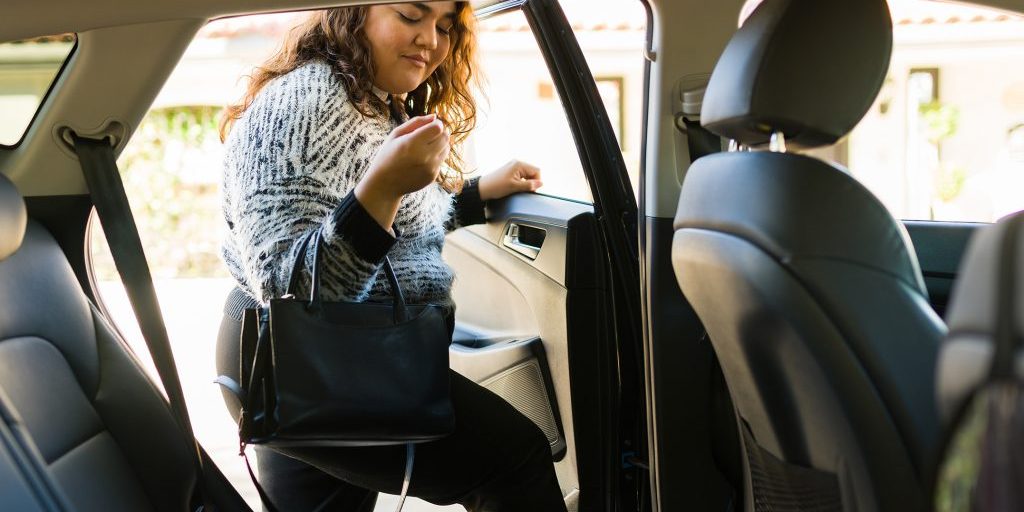pasajero entrando en el coche